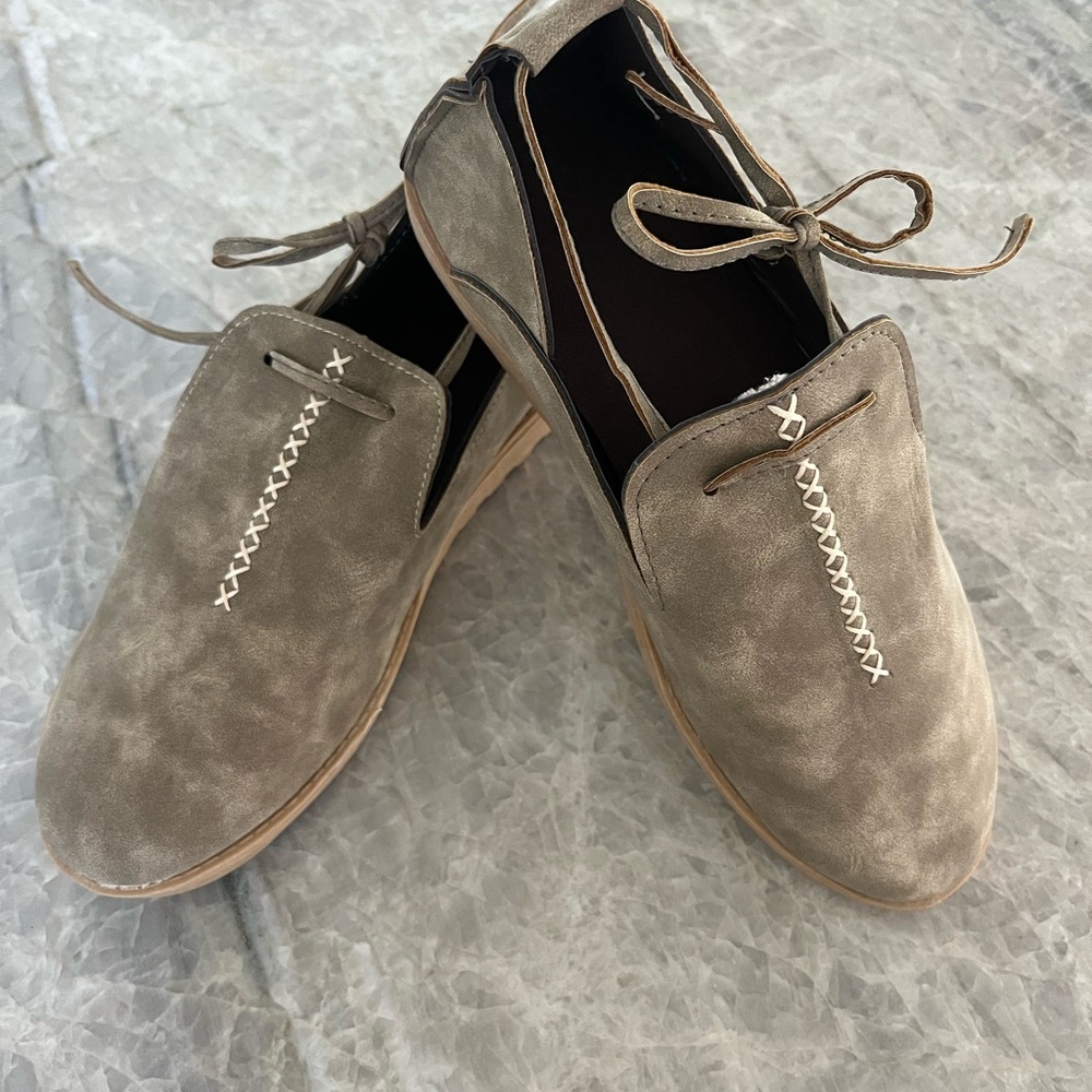 KCSCHSCR NWOT Super Comfort Round Toe Casual Lace-up Flat Loafer. Size 9.